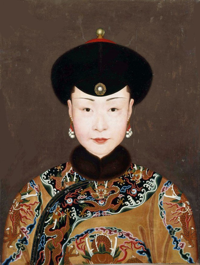 Cụ thể, Lệnh phi Ngụy Giai thị sinh ngày ngày 9 tháng 9 năm Ung Chính thứ năm. Bà là con gái của Dương Gia Thị - phu nhân của Ngụy Thanh Thái.