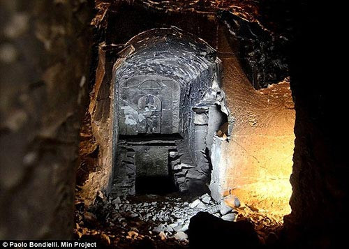 Các chuyên gia đã tìm thấy một ngôi mộ của vị thần này tại nghĩa địa Al-Gorna trên bờ phía Tây sông Nile, gần Luxor, Ai Cập.