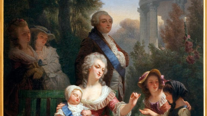 Điều này khiến hoàng hậu Marie Antoinette ngày càng u buồn. Về sau, bà tìm ra cách giải khuây bằng việc mua sắm trang phục, trang sức, giày, phấn son, chơi bài, cá cược đua ngựa...
