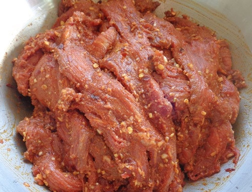 Nếu có điều kiện, bạn dùng màng co bọc thịt bò đã ướp để trong ngăn mát qua đêm giúp thịt bò ngấm gia vị tốt hơn. Hãy chắc chắn thịt phải được ướp trong khoảng thời gian từ 3 và 24 giờ trước khi nướng.