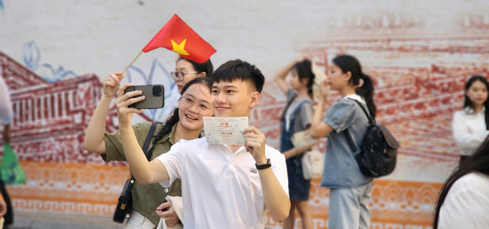Ngoài ra, tại chương trình cầu truyền hình trực tiếp Vang mãi khúc khải hoàn, Hà Nội tổ chức một trận địa bắn pháo hoa tầm cao kết hợp pháo hoa tầm thấp tại khu vực sân khấu đa năng Công viên Thống Nhất. Thời gian dự kiến từ 21h45 đến 22h ngày 27/4.