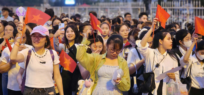Cuối giờ chiều ngày 22/4, đông đảo người dân Hà Nội đã đến khu vực sân vận động quốc gia Mỹ Đình để xếp hàng chờ vào cổng đón xem chương trình nghệ thuật Hẹn ước Bắc Nam nhân kỷ niệm 50 năm Ngày Giải phóng miền Nam thống nhất đất nước.