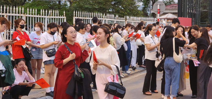 Cờ đỏ sao vàng và bộ áo dài truyền thống được nhiều bạn trẻ lựa chọn để thể hiện lòng yêu nước tại sự kiện.