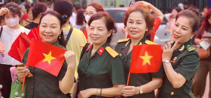 Những nữ chiến sĩ bộ đội cụ Hồ cũng đã có mặt tại chương trình để chung niềm vui cùng dân tộc.