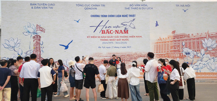 Tại khu vực check-in chương trình, đông đảo người dân chờ đợi để chụp ảnh lưu niệm.
