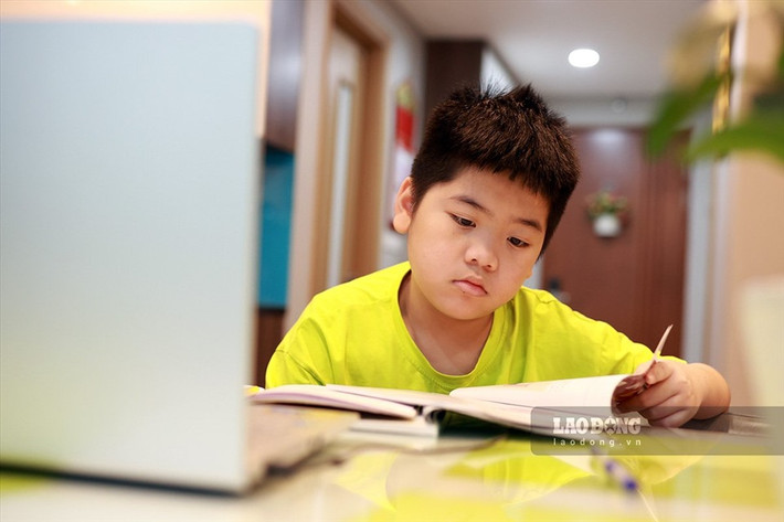 Phải ngồi học vài tiếng trước màn hình máy tính khiến con hơi mỏi mắt. Trong giờ học, những tiếng ồn từ phía các bạn bị vọng vào cũng khiến con bị mất tập trung khi học những môn học cuối.Ảnh: Hải Nguyễn