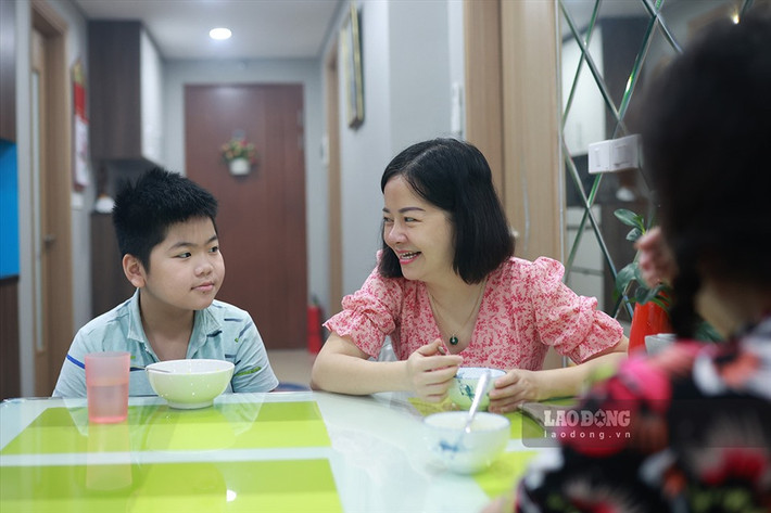 Sau khi xong các công việc vệ sinh cá nhân như đánh răng, rửa mặt, con ngồi ăn sáng cùng bà và mẹ. Dù đi học trực tiếp hay học online, gia đình con vẫn duy trì thói quen cùng nhau ăn sáng để ở bên nhau khi bắt đầu một ngày mới. Ảnh: Hải Nguyễn