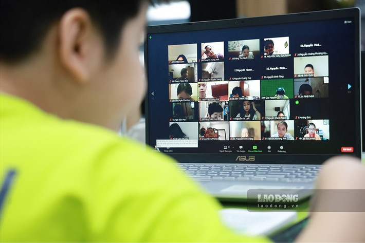Trước khi vào tiết học, cô giáo sẽ dành thời gian điểm danh từng bạn cũng như kiểm tra đường truyền xem có ổn định không. Trong buổi học đầu tiên của năm học mới, do đường truyền mạng không ổn định khiến nhiều bạn bị thoát ra bất ngờ. Ảnh: Hải Nguyễn