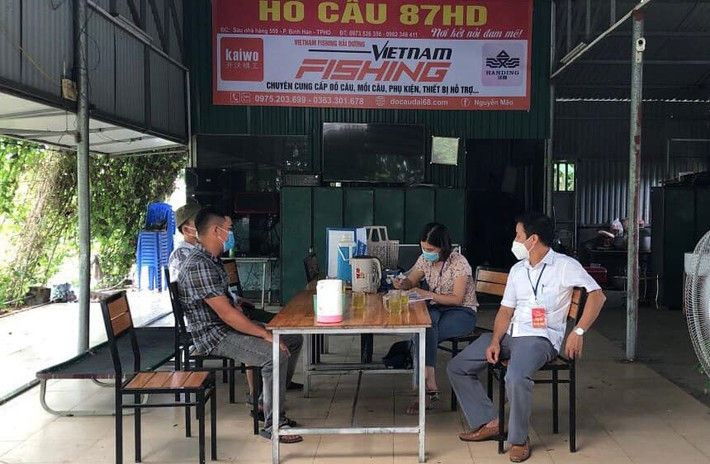 Theo đó, ông Nguyễn Đình Dương ở khu 4 (phường Thanh Bình) – chủ hồ câu 87 bị xử phạt do có hành vi vi phạm: không thực hiện quyết định áp dụng biện pháp hạn chế tập trung đông người, tạm đình chỉ hoạt động kinh doanh dịch vụ tại nơi công cộng.