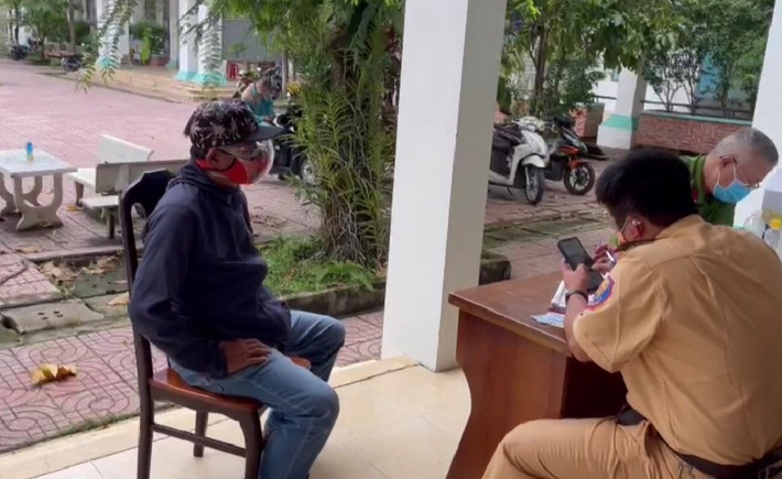 Sử dụng giấy tờ quân đội giả đưa người từ Đồng Nai về TP.HCM: Sáng 5/9, tổ công tác đội tuần tra kiểm soát giao thông đường bộ cao tốc số 6 phát hiện ôtô do Nguyễn Đức Bảy (SN 1974, trú tại phường Tân Thới Hiệp, quận 12, TP.HCM) sử dụng giấy tờ giả người của quân đội để chở 4 người khác đi từ TP.HCM về Đồng Nai để thu tiền.