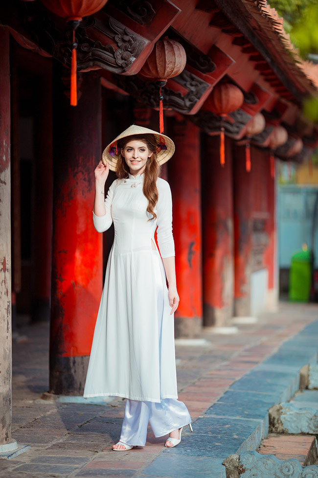 Lên hai tuổi, cô theo bố về Việt Nam sinh sống. Cô rất thành thạo tiếng Việt.