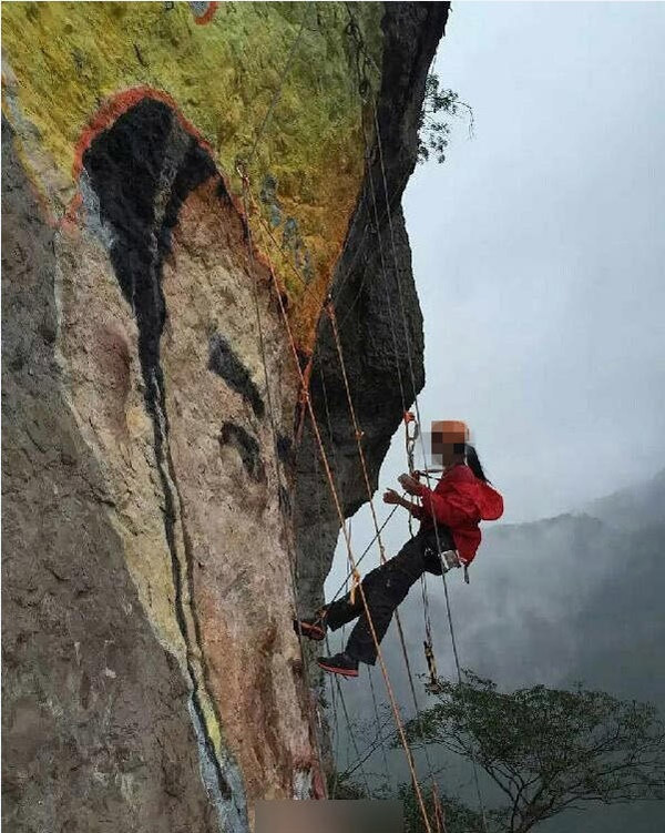 "Mỗi cuối tuần, Linh Linh lại tới huyện Tây Cư và treo mình trên vách núi để vẽ tranh. Để tiết kiệm thời gian, cô không ngần ngại qua đêm ngay trên vách núi cao hơn 200m. Linh Linh mất 2 tháng để hoàn thành tác phẩm của mình", một thành viên trong đoàn leo núi cho biết. Loại sơn Linh Linh dùng để vẽ tranh có thể giữ hình ảnh rất lâu. Tình cảm của cô với Trần Khang cũng khiến người cảm động.