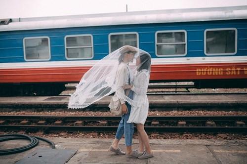 Trước sự nghi vấn đó, Hồng Nhung hài hước nói: “Sau khi anh Hồng đăng ảnh chúng mình trên một trang dành cho những người đam mê ảnh, mình và Huyền Anh cũng có đọc qua một số bình luận, đa số các bạn đặt câu hỏi tò mò về mối quan hệ thực sự giữa mình và bạn ý. Tuy nhiên, trước sự nghi vấn đó, chúng mình không quan tâm lắm. Đơn giản vì cả hai đều nghĩ rằng: là con gái và lại là bạn thân nên sẽ dễ dàng diễn những cử chỉ thân mật, sến sến như vậy”.