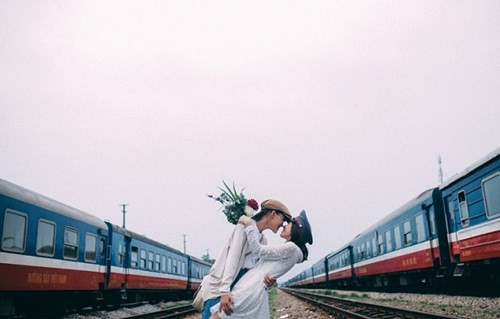 Không chỉ là những hình ảnh là ôm ấp, nắm tay...