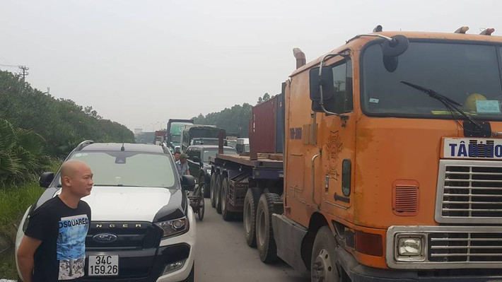 Vụ tai nạn ô tô đã khiến Quốc lộ 5 bị ùn tắc kéo dài.
