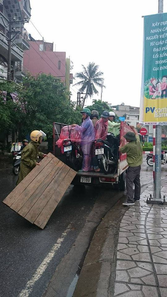 Họ phải sử dụng dịch vụ tăng bo người bằng xe tải giá 50.000 đồng/người.