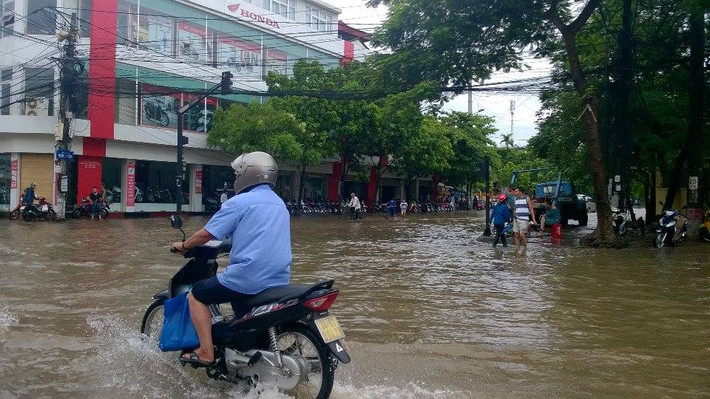 Người dân phải rất vất vả để di chuyển.