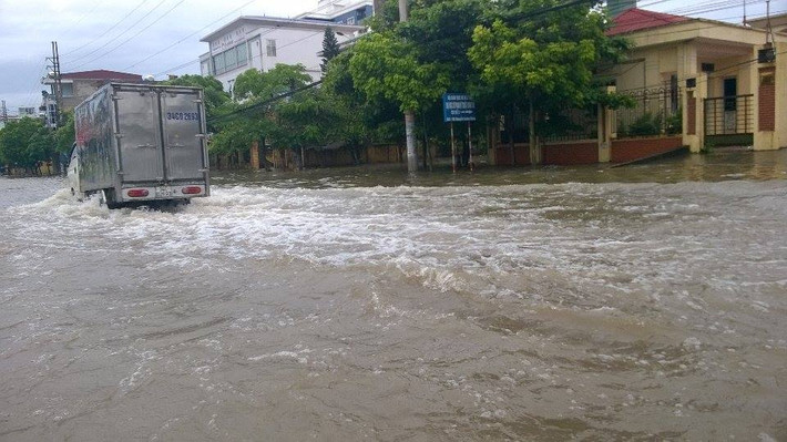 Sóng nước trên phố như ở biển khi ô tô đi qua.