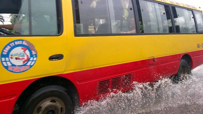 Mỗi lần có xe bus đi qua tuyến phố ngập lụt, người đi đường lại lãnh đủ do nước bắn lên tung tóe.