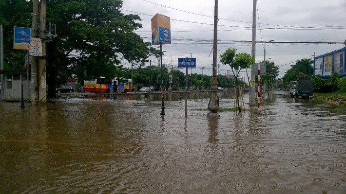 Mưa lớn, nước từ con kênh tràn lên đường, nhìn khu vực này không biết đâu là đường đâu là sông rất nguy hiểm.