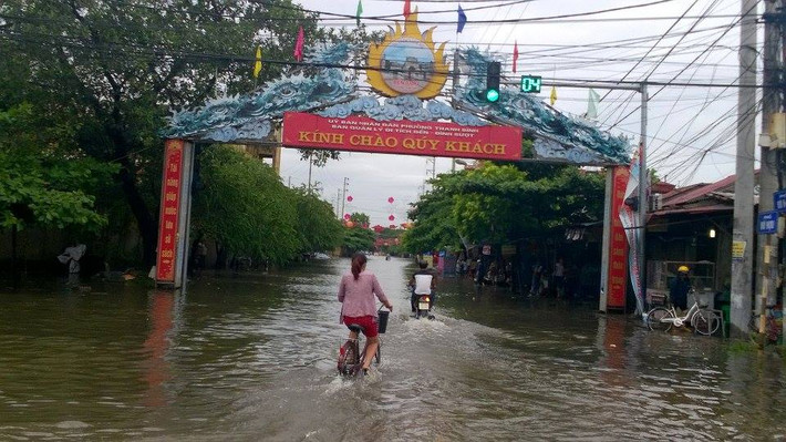 Đường dẫn vào chợ dân sinh Thanh Bình cũng ngập nặng.