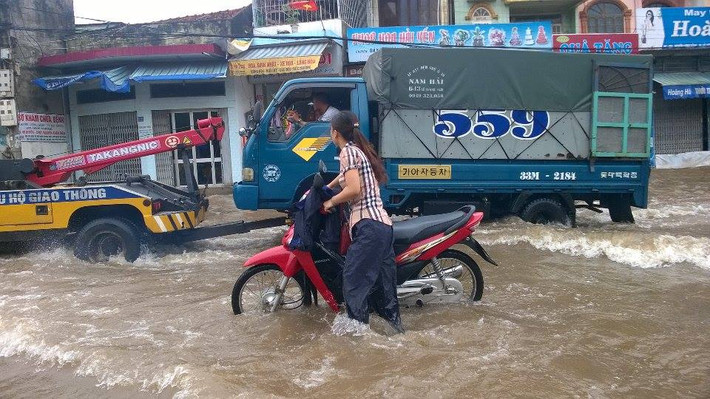 Nhiều xe ô tô bị chết máy khi đi trên đường Nguyễn Lương Bằng.
