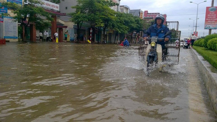 Cuộc sống của người dân bị đảo lộn khi việc đi lại gặp nhiều khó khăn.