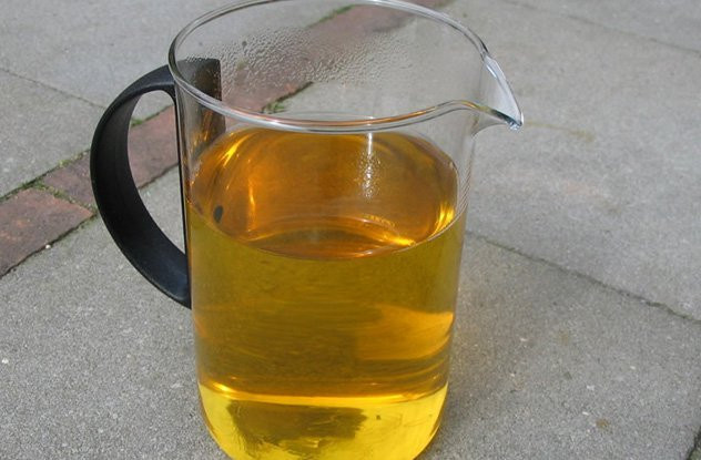 Liệu pháp sử dụng phân và nước tiểu để chữa bệnh được người Trung Quốc thời xưa thực hiện. Nước tiểu và phân được dùng để điều trị viêm loét khoang miệng cấp tính của trẻ em do nhiễm nấm hoặc kí sinh trùng.