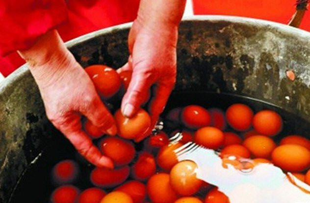 Người dân Trung Quốc thời xưa từng luộc trứng trong nước tiểu của các bé trai, đặc biệt là các bé dưới 10 tuổi.