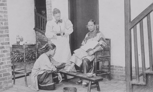 Bàn chân sen của phụ nữ sẽ hạn chế sự di chuyển của họ. Đôi chân nhỏ bé đó cũng khiến họ phụ thuộc vào chồng và gia đình.