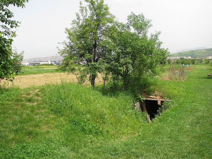Do bị quân đội Serbia vây hãm nên khoảng 300.000 người dân Sarajevo sống trong cảnh bị cô lập, thiếu thốn thực phẩm, chăm sóc y tế... Trong ảnh là lối vào phía Nam của đường hầm Sarajevo.