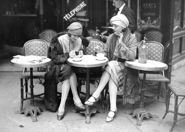 Hai quý cô sành điệu ngồi uống cafe chiều ở thành phố Paris năm 1925.