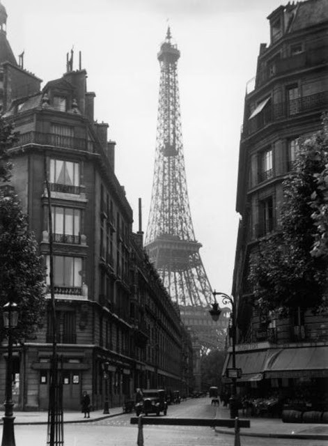 Tháp Eiffel đã trở thành biểu tượng của Paris nói riêng và của nước Pháp nói chung. Rất nhiều nhiếp ảnh gia đã chụp được những bức ảnh ấn tượng về công trình này.