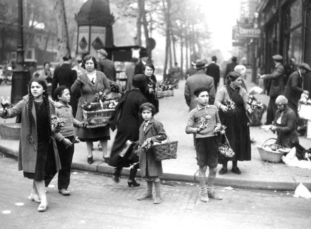 Những đứa trẻ bán hoa ven đường ở thủ đô Paris năm 1930.