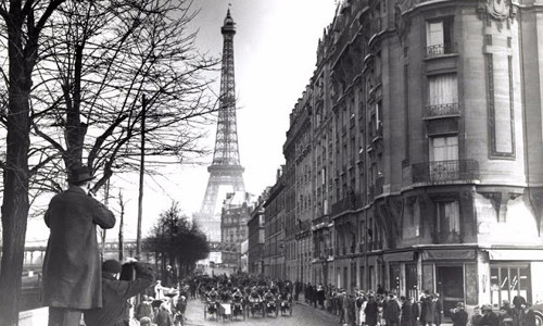 Rất nhiều nhiếp ảnh gia đã chụp ảnh vẻ đẹp nguy nga của tháp Eiffel ở thủ đô Paris tháng 1/1920.