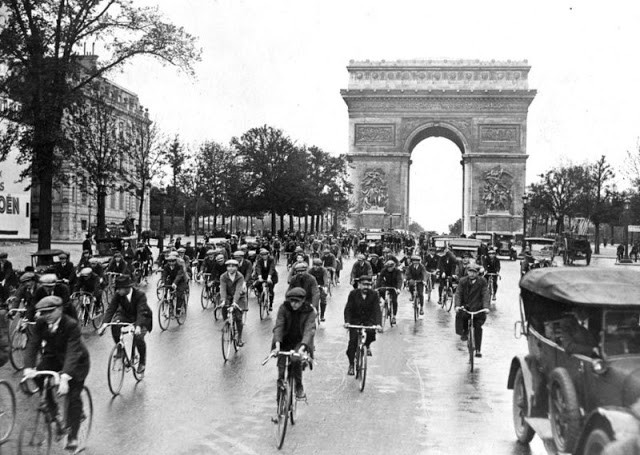 Các tay đua trong cuộc đua xe đạp di chuyển qua đại lộ Champs Elysees tháng 6/1926.
