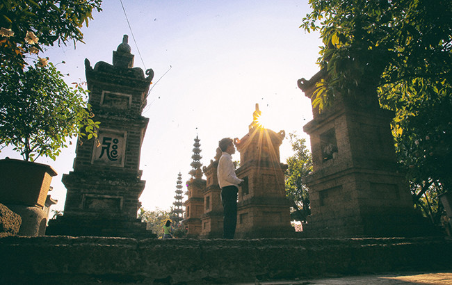 Khu vườn mộ tháp bằng đá ong nằm sát cạnh chùa, dù trải qua hàng trăm năm với biết bao thăng trầm của lịch sử, những tòa tháp đá vẫn đứng sừng sững như thách thức với thời gian.