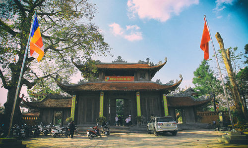 Chùa Nôm nằm cách không xa làng Nôm, chỉ cần bước chân qua 9 nhịp cầu rồng làm bằng đá xanh với tuổi đời hơn 200 năm bắc qua sông Nguyệt Đức là ngôi chùa cổ với vẻ đẹp cổ kính và linh thiêng đã hiện ra trước mắt.