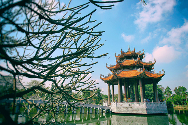 Lầu Quan Âm của ngôi chùa nằm ở giữa hồ nước này như một đài sen nguy nga, lộng lẫy. Dẫn vào lầu Quan Âm là một cây cầu đá hình cánh cung mô phỏng cây cầu Nôm cổ.