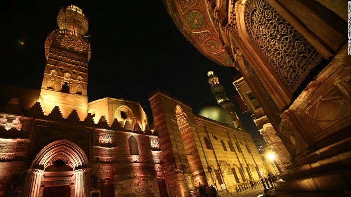 Thủ đô Cairo, Ai Cập với bề dày lịch sử hơn 1.000 năm. Trong ảnh là con đường Al-Mu'izz al-Din Illah - một trong những con đường gắn liền với lịch sử quan trọng nhất với Hồi giáo ở Cairo.