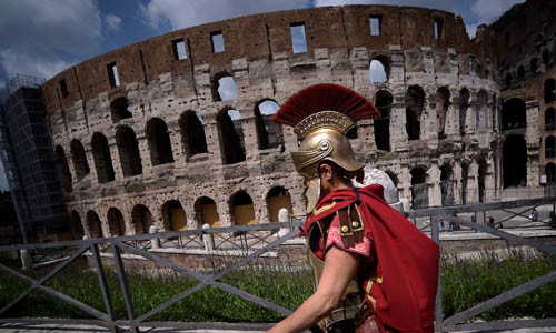 Thành phố Rome của Italy là một trong những thành phố cổ xưa trường tồn đến ngày nay. Nơi đây có nhiều di tích lịch sử, các công trình cổ kính hút khách du lịch như đấu trường La Mã với bề dày lịch sử gần 2.000 năm tuổi.