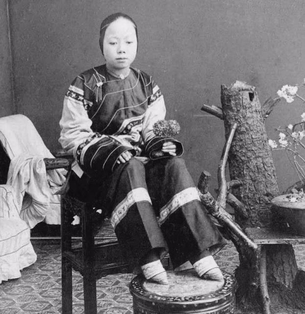 Theo quan điểm của người Trung Quốc, bàn chân nhỏ là đỉnh cao vẻ đẹp của người con gái.