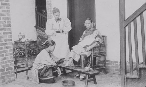 Tục bó chân đối với phụ nữ Trung Quốc thời phong kiến để có gót sen ba tấc có từ hơn 100 năm trước.