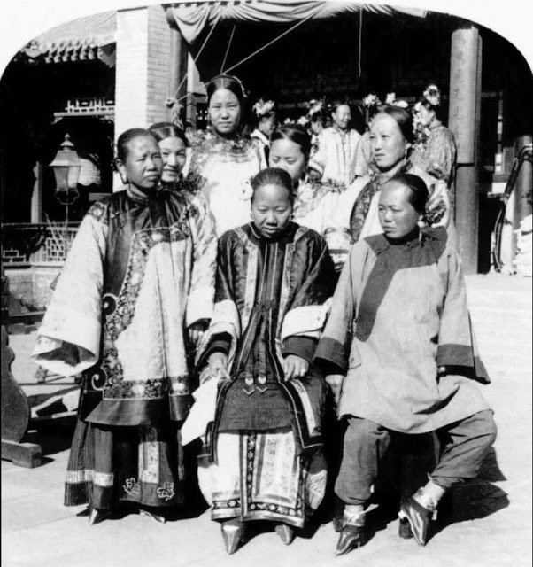 Chính quyền Trung Quốc đã ban lệnh cấm thực hiện tục bó chân từ năm 1912. Tuy nhiên, một số phụ nữ ở các vùng quê vẫn thực hiện tục lệ bó chân.