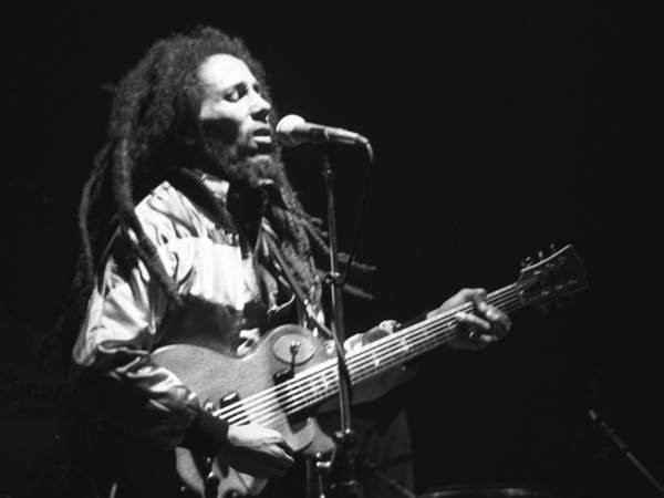 Nhạc sĩ Bob Marley đi vào lịch sử với lời cuối cùng trước khi chết khiến nhiều người phải suy nghĩ: "Tiền không mua được mạng sống".