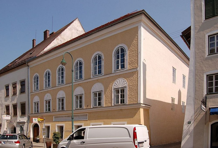 Khi trùm phát xít Hitler được 3 tuổi, gia đình nhà độc tài Đức chuyển khỏi Braunau.