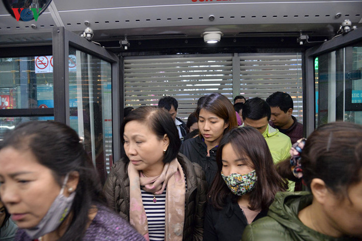 Số lượng hành khách tại các nhà chờ lên buýt nhanh BRT đông theo thời gian tan tầm vào cuối giờ chiều.