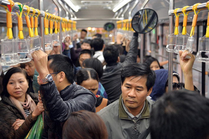 Số lượng khách sử dụng BRT khá đông trong ngày đầu bán vé.