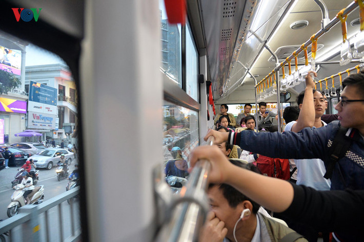 Yếu tố khiến nhiều người dân tiếp tục lựa chọn sử dụng buýt nhanh BRT là nhờ giá vé bằng với buýt thường nhưng chất lượng dịch vụ vượt trội và thời gian di chuyển đang dần được cải thiện đáng kể.