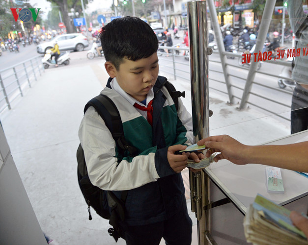 Sáng 6/2, hệ thống xe buýt nhanh BRT tại Hà Nội bắt đầu thu phí sau hơn một tháng thử nghiệm miễn phí vé cho hành khách. Trong ngày đầu tiên bán vé, lượng hành khách trên tuyến buýt nhanh vẫn ổn định so với những ngày miễn phí.